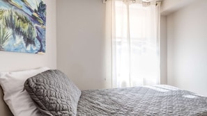 Leilighet – comfort, kjøkken | 2 soverom, dundyner, skrivebord og skrivebord for bærbar PC
