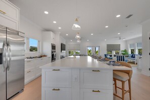 冷蔵庫、電子レンジ、オーブン、コンロ