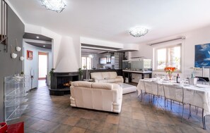 Télévision, cheminée