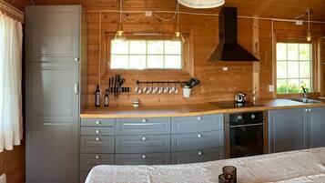 Kühlschrank, Geschirrspüler, Wasserkocher mit Kaffee-/Teezubehör