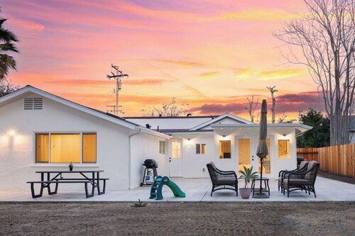 Central Thousand Oaks retreat close to shops & eats!