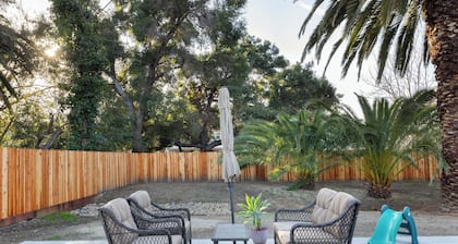 Central Thousand Oaks retreat close to shops & eats!