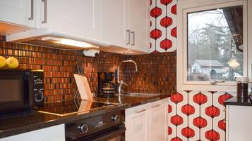 Fridge, oven, dishwasher, coffee/tea maker