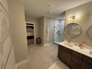 Douche, séchoir à cheveux, serviettes fournies, savon