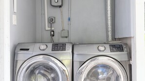 A compact laundry room with two front-loading washing machines and a control panel above them. - 4 Guest, 5 minutes from all the attractions in Miami,Airport, Downtown, Wynwood (Miami)