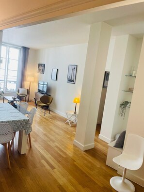 Dining - Elegant Apartment in the Heart of Paris - Havre Caumartin – 3 pieces-Like Home (Paris)
