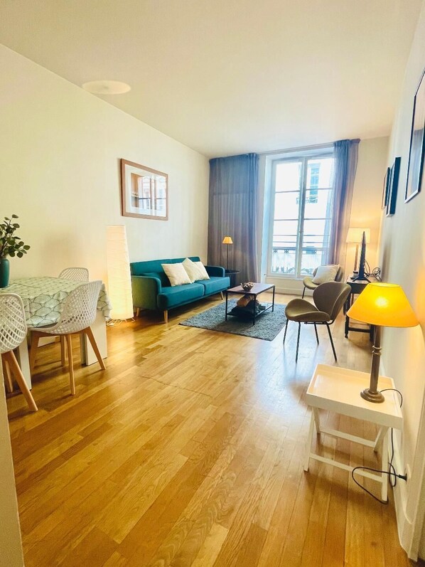 Living area - Elegant Apartment in the Heart of Paris - Havre Caumartin – 3 pieces-Like Home (Paris)