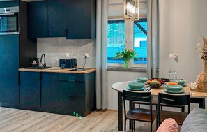 Fridge, oven, dishwasher, cookware/dishes/utensils