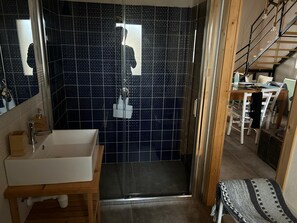 Dusche, Haartrockner, Bidet, HandtĂŒcher