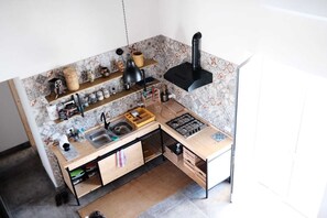 Jääkaappi, uuni, liesi, kahvin-/teenkeitin