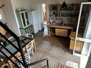 KĂŒhlschrank, Ofen, Herdplatte, Wasserkocher mit Kaffee-/Teezubehör
