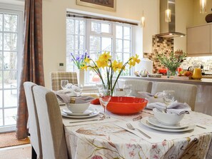 Dining - 1 bedroom accommodation in Fairylea Cottage (Fairylea Cottage)