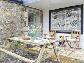 Outdoor dining - 1 bedroom accommodation in Fairylea Cottage (Fairylea Cottage)