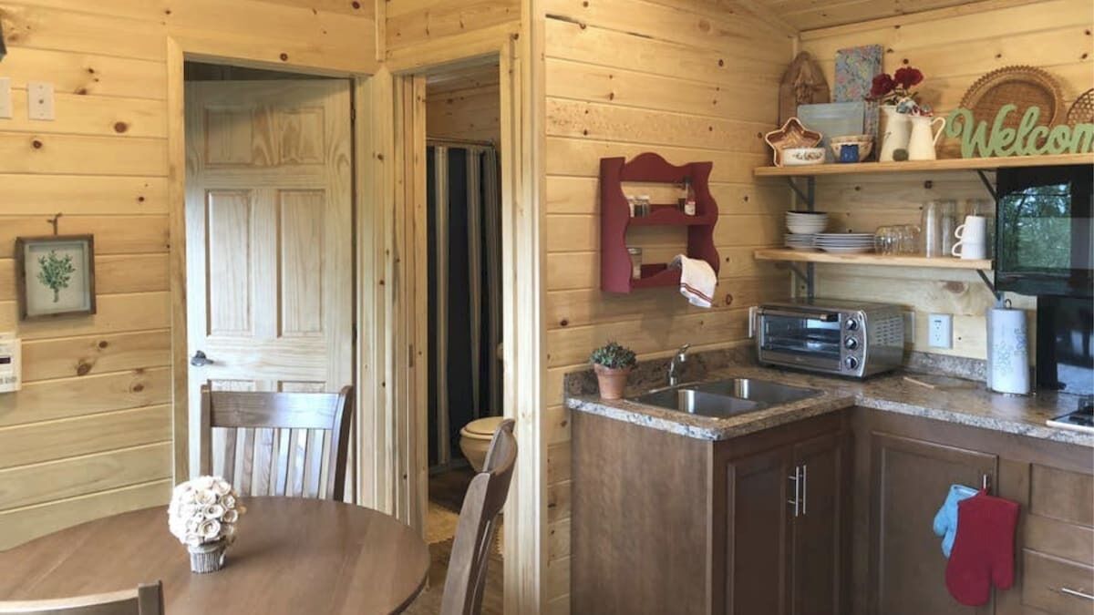 Wasserkocher mit Kaffee-/Teezubehör, Kühlschrank, Mikrowelle, Ofen