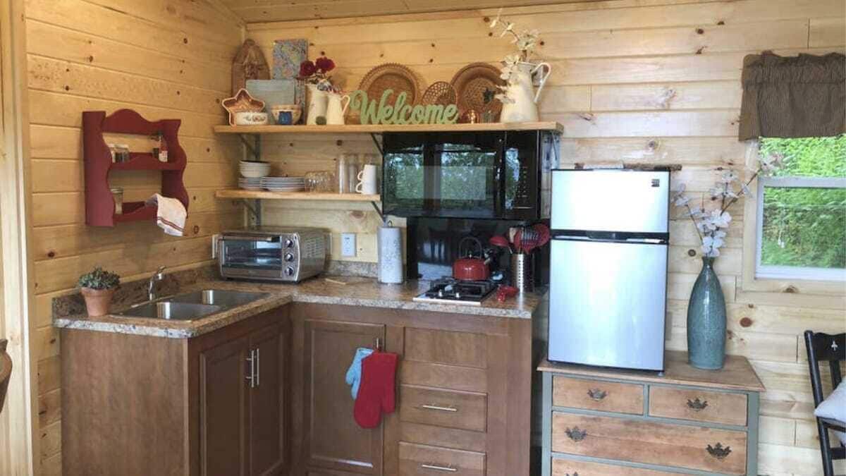 Coffee/tea maker, fridge, microwave, oven