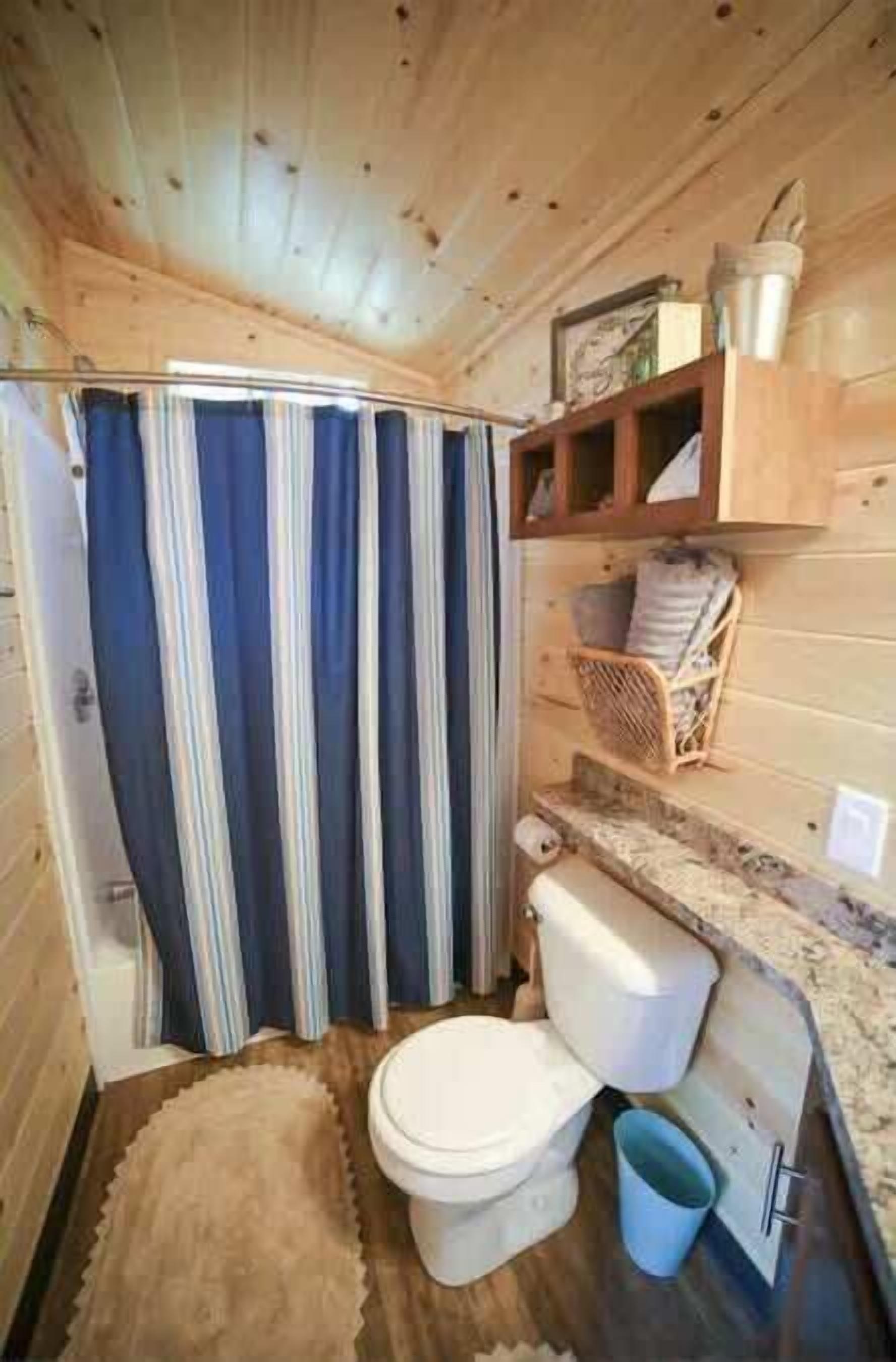 Een douche, shampoo