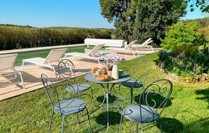 Outdoor dining - Pet friendly home in Saint-Géraud-de-Corps (Saint-Géraud-de-Corps)