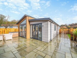 Terrace/patio - Relax in comfort and make Sandbanks your home whilst exploring Anglesey. (Benllech)