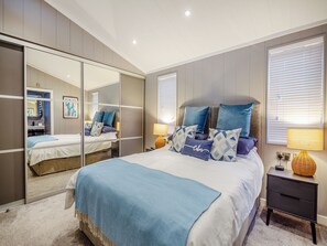 2 bedrooms, free WiFi, bed sheets - Relax in comfort and make Sandbanks your home whilst exploring Anglesey. (Benllech)