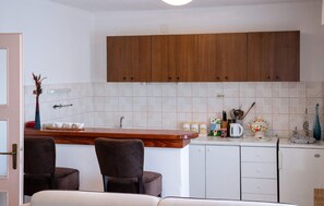 Een koelkast, een oven, een kookplaat, een koffiezetapparaat/waterkoker