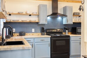 Fridge, microwave, oven, stovetop - 2/1 Historic Carriage House Walking Distance to Downtown (Ocala)