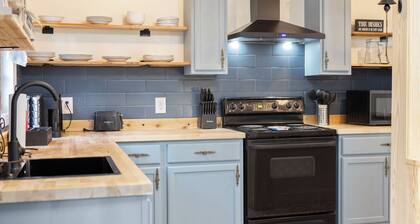 2/1 Historic Carriage House Walking Distance to Downtown