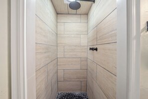 Douche, sèche-cheveux, serviettes fournies, savon