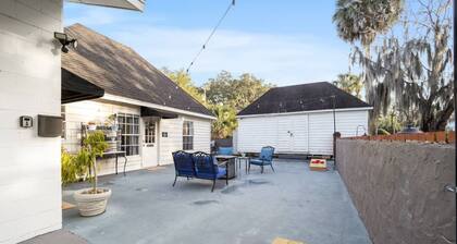 2/1 Historic Carriage House Walking Distance to Downtown