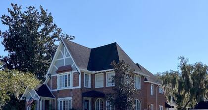 2/1 Historic Carriage House Walking Distance to Downtown