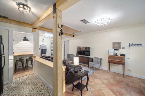 2/1 Historic Carriage House Walking Distance to Downtown