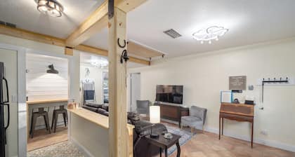 2/1 Historic Carriage House Walking Distance to Downtown