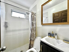 SĂšche-cheveux, serviettes fournies, savon, papier toilette