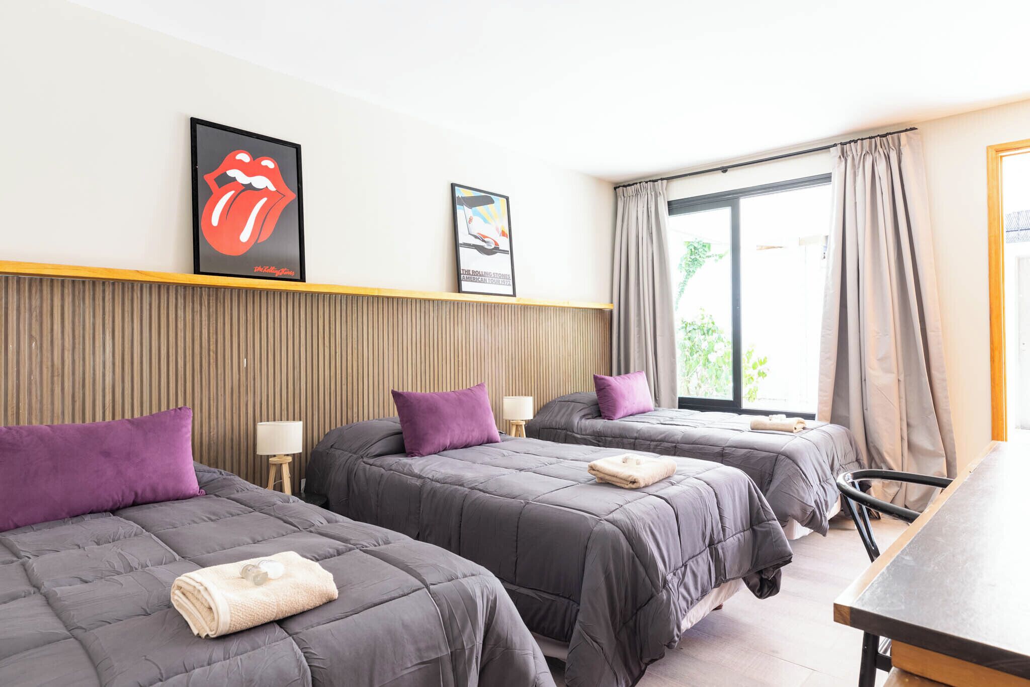 9 habitaciones, escritorio y espacio para trabajar con laptop 