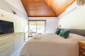 Villa Deluxe | 9 sovrum, skrivbord, arbetsyta för laptop och strykjärn/strykbräda