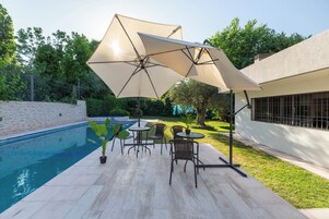 Una piscina al aire libre