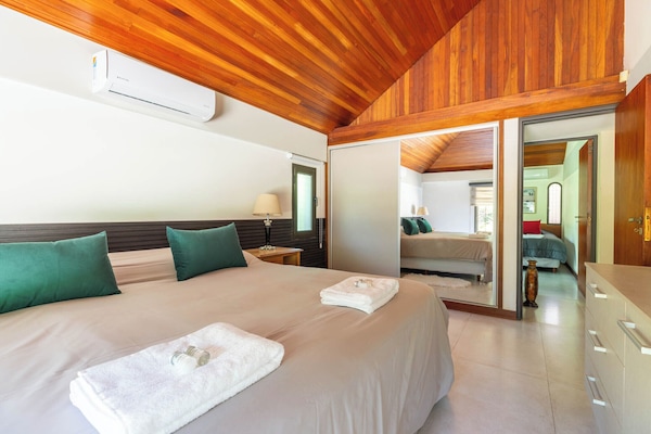 9 habitaciones, escritorio y espacio para trabajar con laptop