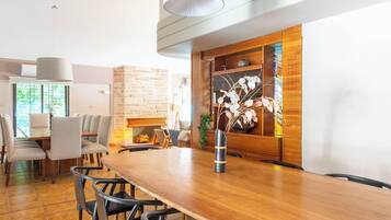 Deluxe-Villa | Wohnbereich | Flachbildfernseher, Videospielkonsole