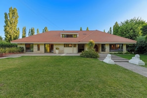 Front of property - FLIPHAUS Wine Country Mansion (Chacras de Coria)