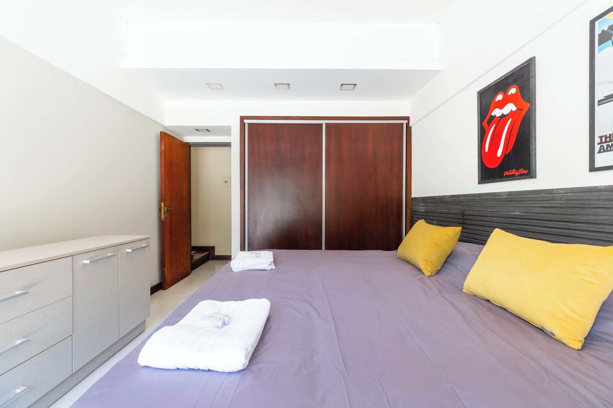 9 habitaciones, escritorio y espacio para trabajar con laptop 