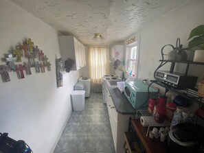 Private kitchen - 2-bedroom house in lovely Marlborough with AC and comfort (Marlborough)