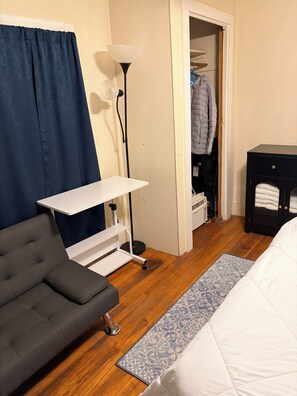 Room - 2-bedroom house in lovely Marlborough with AC and comfort (Marlborough)