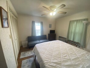 Room - 2-bedroom house in lovely Marlborough with AC and comfort (Marlborough)