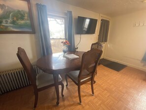 Dining - 2-bedroom house in lovely Marlborough with AC and comfort (Marlborough)