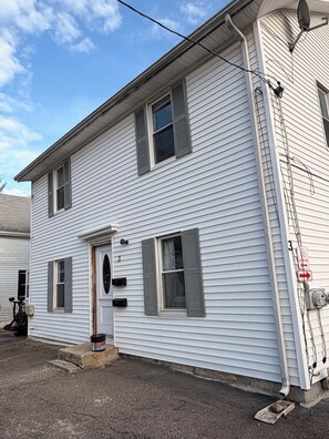 Exterior - 2-bedroom house in lovely Marlborough with AC and comfort (Marlborough)