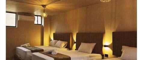 Familiekamer | Een bureau, een laptopwerkplek, geluiddichte muren, gratis wifi