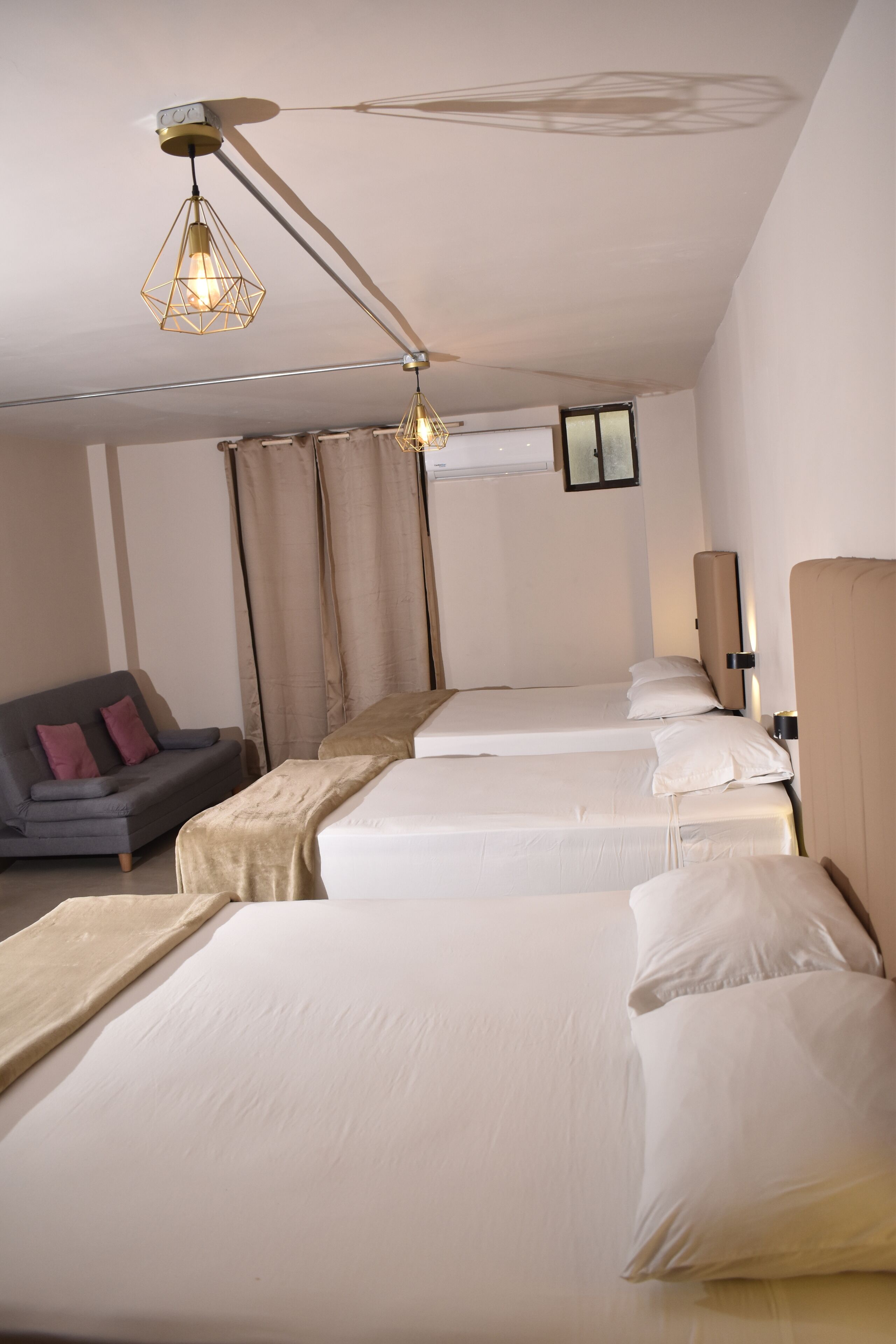 Bureau, espace de travail pour ordinateur portable