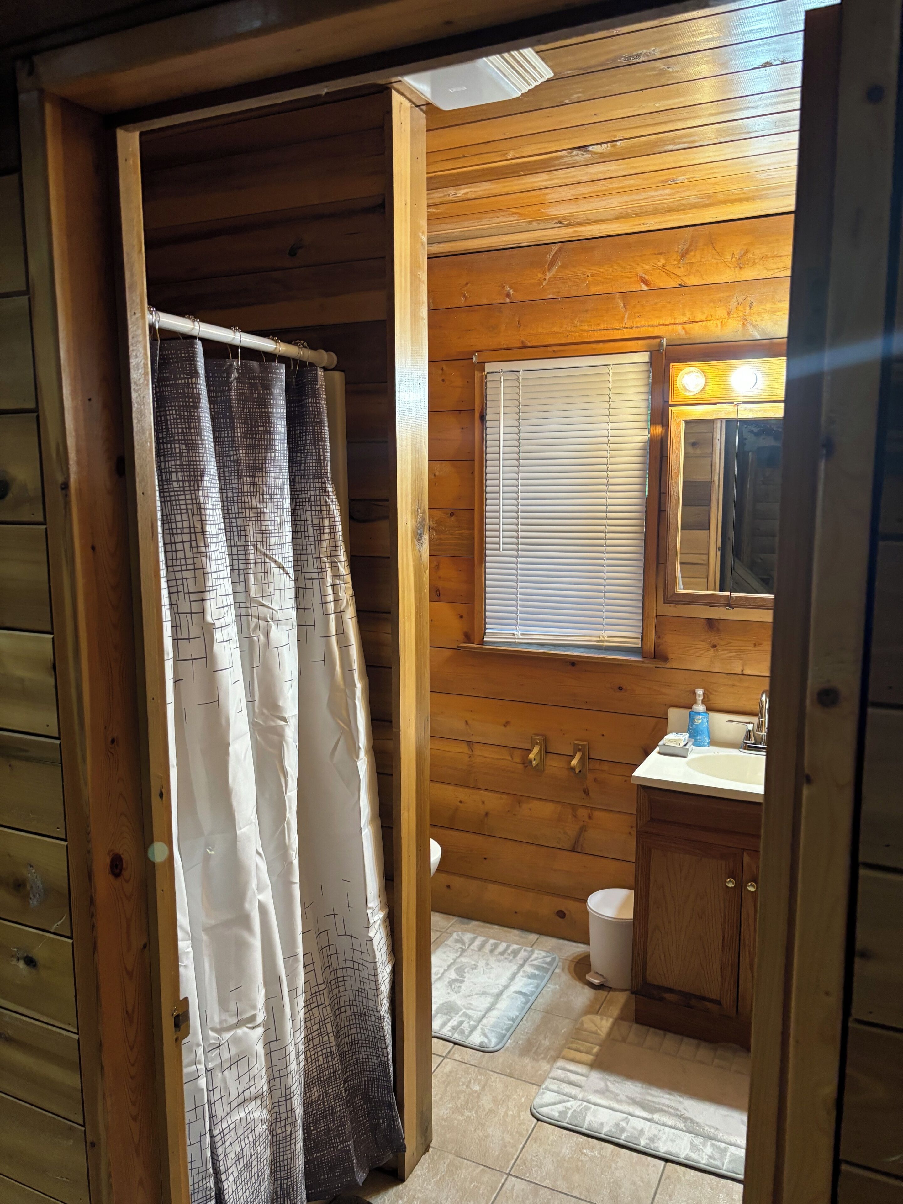 Douche, serviettes fournies, savon, papier toilette