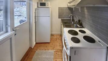 Køleskab, ovn, kogeplade, kaffe-/temaskine