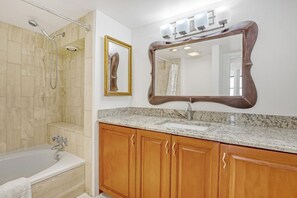 Douche, séchoir à cheveux, serviettes fournies, savon