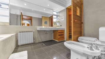 Deluxe Villa | Bathroom